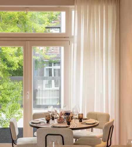 Raamdecoratie op maat voor Restaurant Louma in Roeselare