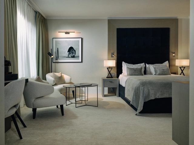 hotelkamer met bed, bedlinnen, stoffen wand en raamdecoratie van Altex Hospitality Textiles