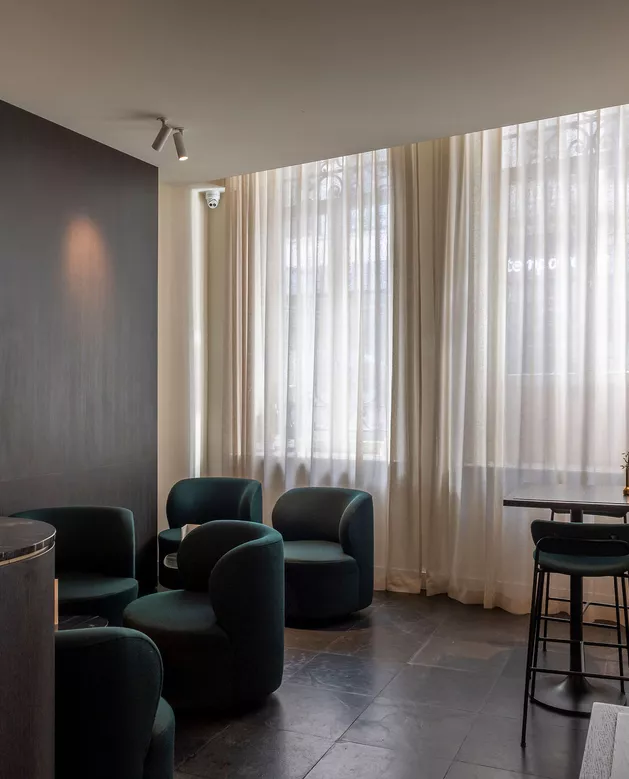 Lobby & lounge met raamdecoratie
