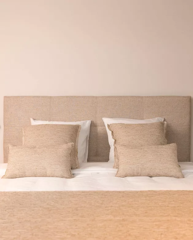 Bed met bedlinnen in hotelkamer